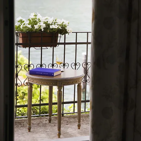 إلفيزيا البوتيكي * ستريزا